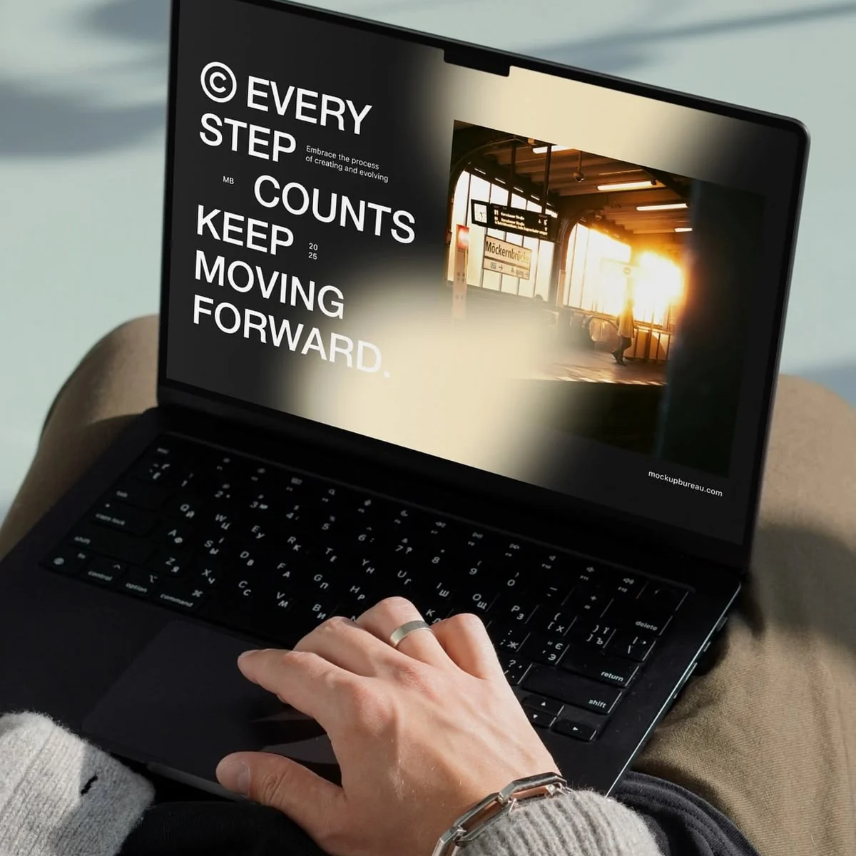 Projeto de interface exibido em um laptop